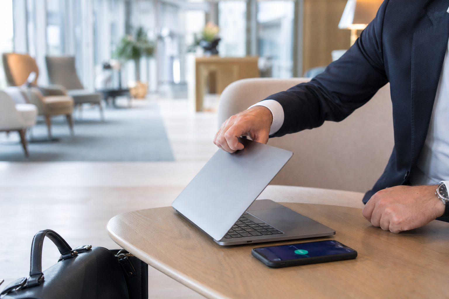 Voyageur professionnel fermant son ordinateur après une demande inhabituelle sur le Wi-Fi de l’hôtel